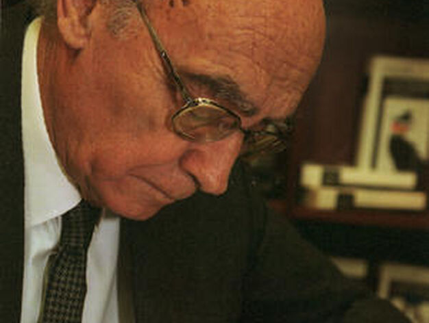 Jos&eacute; Saramago firma ejemplares de su novela 'La Caverna' en la librer&iacute;a Repiso de Sevilla, en 2001. / Juan Carlos Mu&ntilde;oz

Foto: Varios