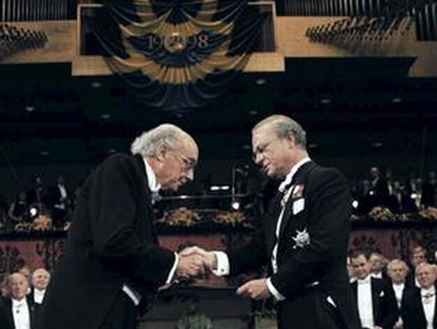 Saramago recibe el Nobel en Estocolmo de manos del rey de Suecia, Carlos Gustavo, en 1998. / Efe

Foto: Varios