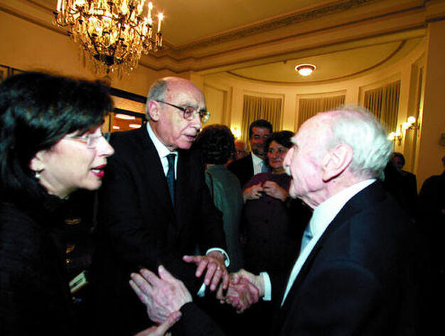 Saramago, con Francisco Ayala en 2005. / Jos&eacute; Ram&oacute;n Ladra

Foto: Varios