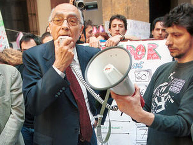Saramago, en el Paraninfo de la Universidad Hispalense en 2001, arenga a los estudiantes sevillanos para apoyar la legalizaci&oacute;n de los inmigrantes. / D. S.

Foto: Varios