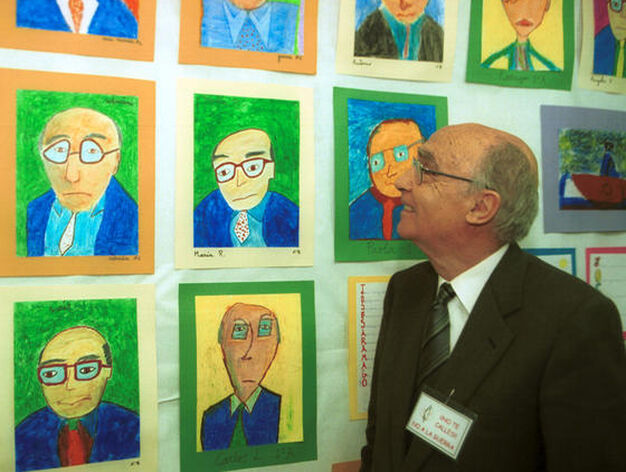 Saramago observa retratos suyos pintados por alumnos de un colegio sevillano en 2003. / D. S.

Foto: Varios