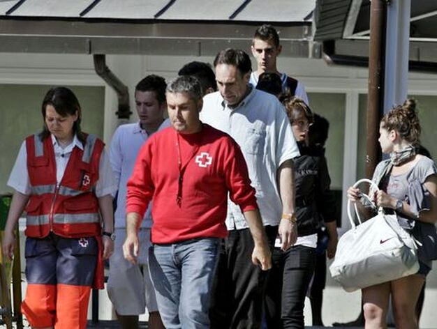 Amigos y familiares de la victimas del accidente ferroviario en la estaci&oacute;n de Castelldefels.

Foto: Xavier Bertral (EFE)