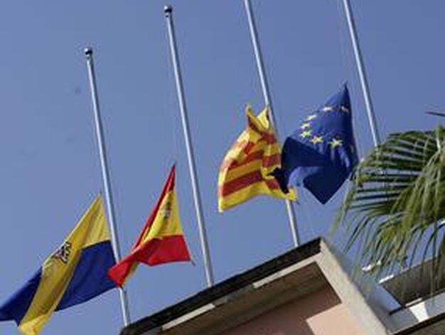 Banderas a media asta en el Ayuntamiento de Castelldefels tras el lamentable suceso.

Foto: Xavier Bertral (EFE)