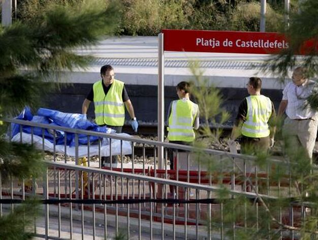 Al menos 12 personas, en su mayor&iacute;a j&oacute;venes, han muerto tras ser arrolladas por un tren en la estaci&oacute;n de Castelldefels. 

Foto: Marta P&eacute;rez, (EFE)