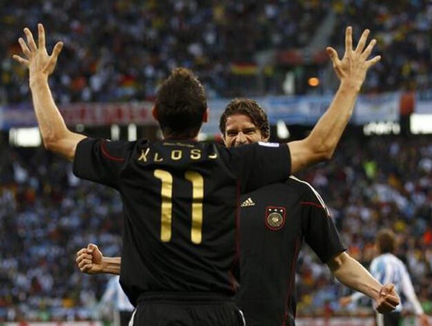 Klose celebra el segundo gol alem&aacute;n. / Reuters