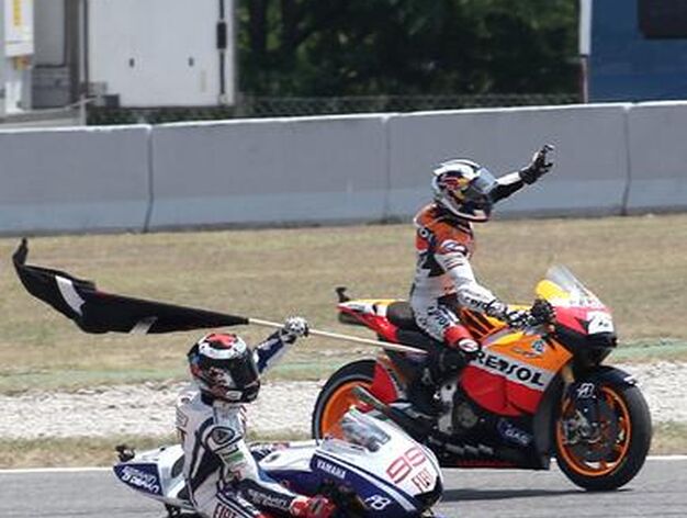 Pedrosa y Lorenzo tras acabar la carrera de MotoGP.

Foto: afp