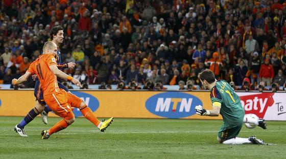 Casillas para un mano a mano a Robben. / Reuters