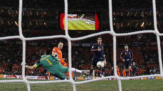 Casillas para un mano a mano a Robben con el 0-0. / Reuters