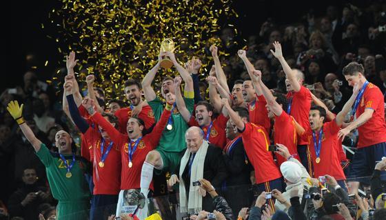 Ike Casillas levanta la Copa del Mundo. / AFP