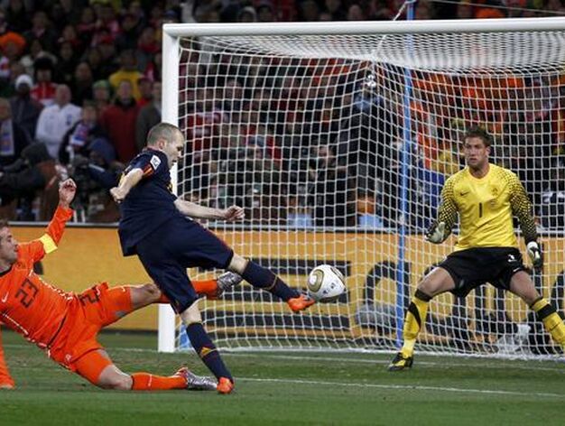 Iniesta chuta en el gol de la victoria para Espa&ntilde;a. / Reuters