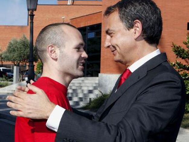 Jos&eacute; Luis Rodr&iacute;guez Zapatero recibe a los campeones del mundo en La Moncloa. / Reuters