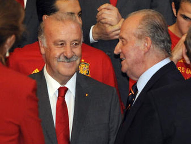 El rey Juan Carlos junto a Del Bosque. / AFP