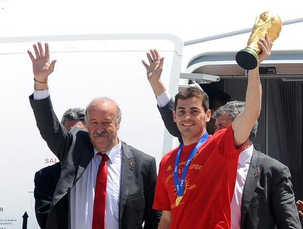 Vicente del Bosque e Iker Casillas llegan con la Copa del Mundo a Barajas. / AFP