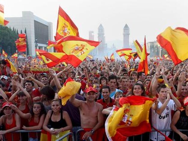 Aficionados de 'la roja' concentrados en la Plaza de Espa&ntilde;a de Barcelona.

Foto: Agencias