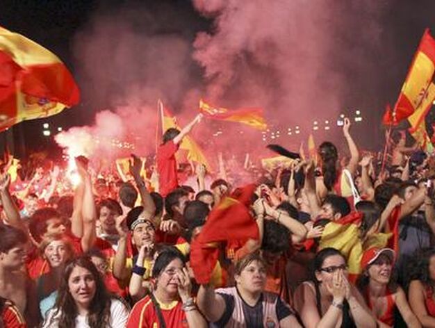 La afici&oacute;n reunida en Monjuic celebra el gol de Iniesta.

Foto: Agencias