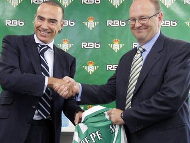 Luis Oliver y Pepe Mel se dan la mano sonrientes en la presentaci&oacute;n del nuevo entrenador.

Foto: Antonio Pizarro