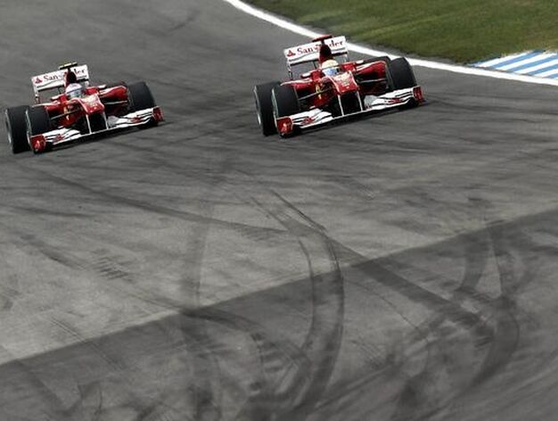 Alonso adelanta a Massa.

Foto: afp