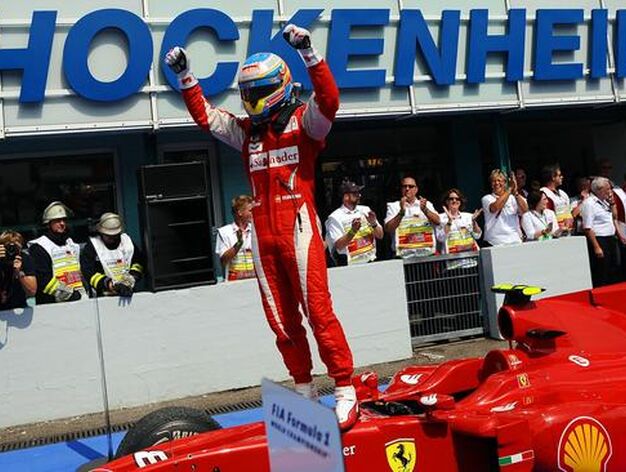 Alonso, sobre su monoplaza, feliz tras su victoria.

Foto: afp