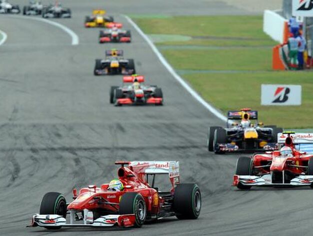 Massa seguido de Alonso y Vettel durante la carrera.

Foto: afp
