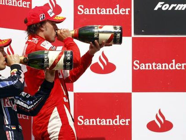 Vettel y Alonso beben champ&aacute;n en la ceremonia de entrega de premios.

Foto: reuters