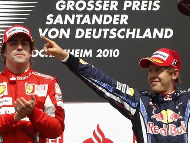 Vettel saluda a su p&uacute;blico tras recoger su premio.

Foto: reuters