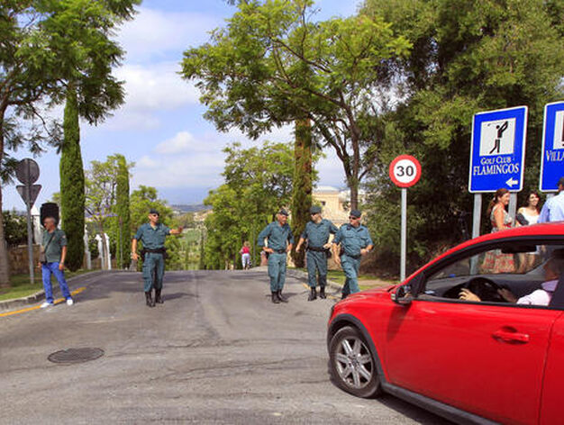 Control policial a la entrada del hotel Villa Padierna, donde se alojan Michelle Obama y su hija Sasha./Sergio Camacho