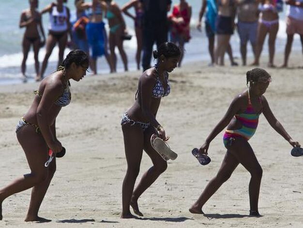 Michelle Obama y su hija Sasha descansan en una playa de Estepona. / EFE