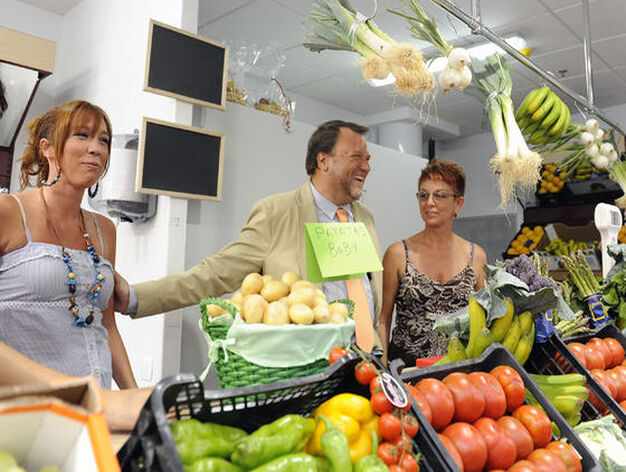 El alcalde bromea junto algunas comerciantes.

Foto: Juan Carlos V&aacute;zquez