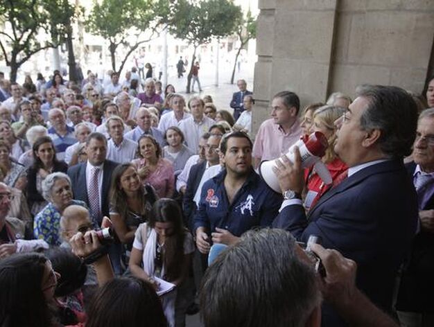 Zoido, portavoz del PP en el Ayuntamiento de Sevilla, dirige unas palabras a los manifestantes en contra del cierre del tr&aacute;fico en el centro de Sevilla.

Foto: Jos&eacute; &Aacute;ngel Garc&iacute;a