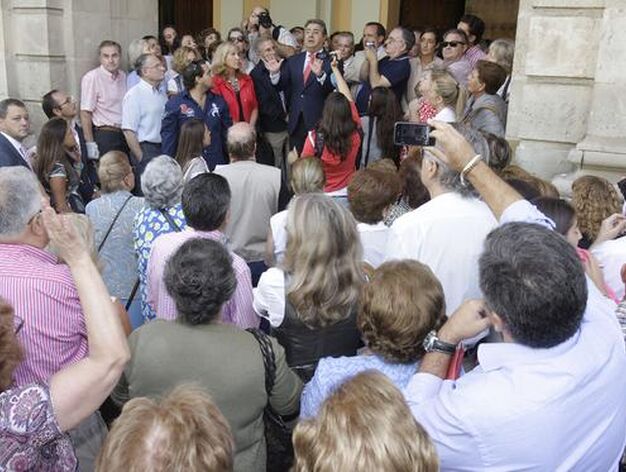 Zoido, portavoz del PP en el Ayuntamiento de Sevilla, dirige unas palabras a los manifestantes en contra del cierre del tr&aacute;fico en el centro de Sevilla.

Foto: Jos&eacute; &Aacute;ngel Garc&iacute;a
