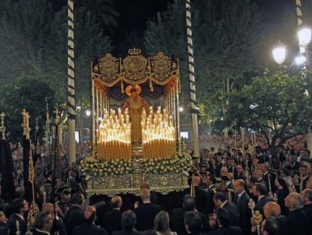 La Virgen de Regla vuelve a su templo tras ser coronada.

Foto: Antonio Pizarro