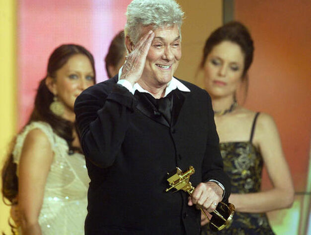 En Berl&iacute;n, en 2004, con el premio Golden Camera. / AFP