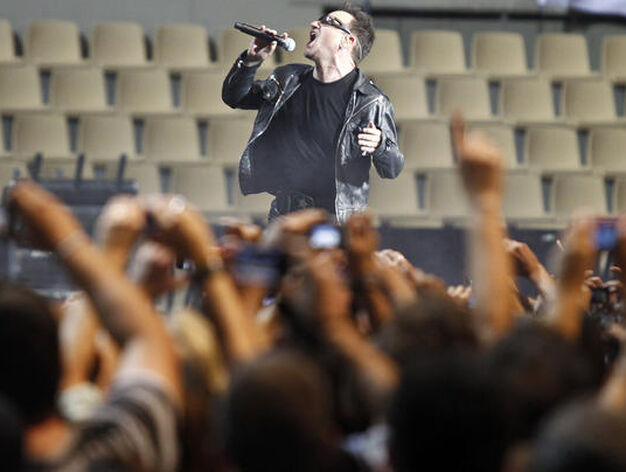 Bono da la bienvenida a su p&uacute;blico.

Foto: Pizarro