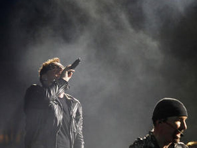 Bono, entregado, mientras interpreta uno de sus temas.

Foto: Pizarro