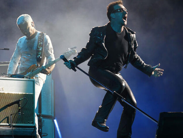 Bono salta ante Clayton.

Foto: Pizarro