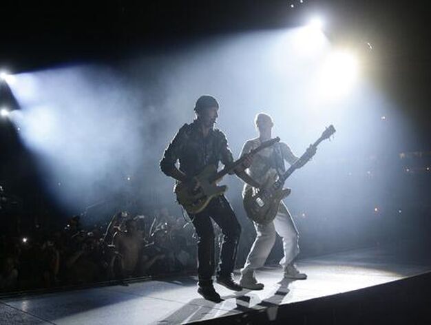 'Duelo' entre el bajo de Clayton y la guitarra de The Edge.

Foto: Pizarro