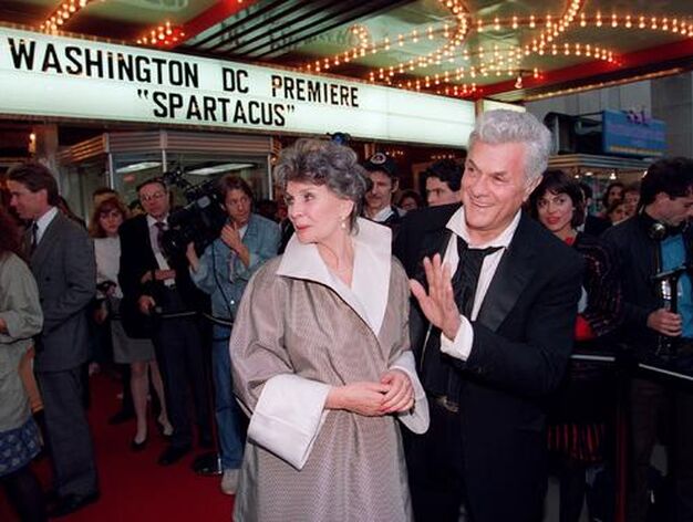 En 1991, con Jean Simmons, en el estreno de la copia restaurada de 'Spartacus'. / AFP