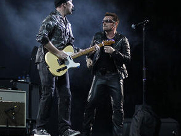The Edge toca su guitarra ante el cantante.

Foto: Pizarro