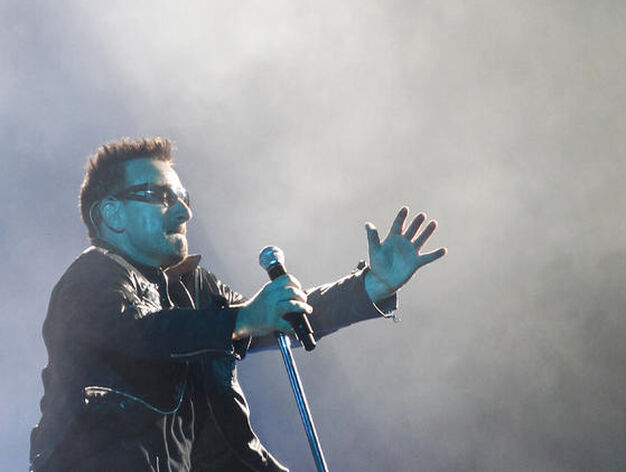 El cantante de U2 durante su actuaci&oacute;n en Sevilla.

Foto: Pizarro