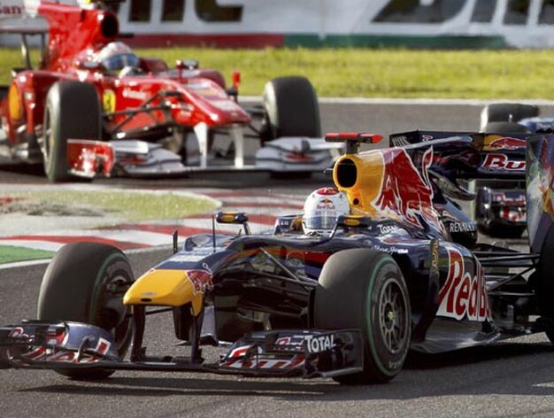 Fernando Alonso logra superar el peor circuito que le quedaba para Ferrari F10 con un tercer puesto detr&aacute;s de los Red Bull del alem&aacute;n Sebastian Vettel y del australiano Mark Webber

Foto: efe