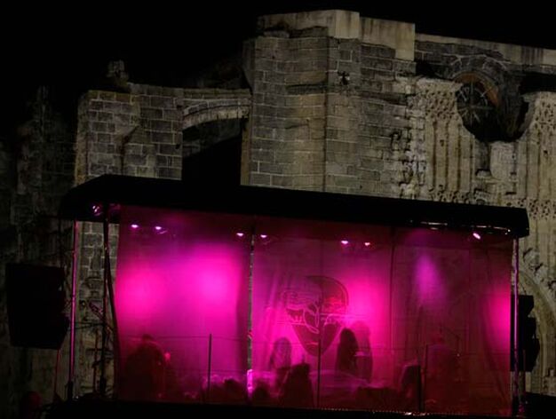 El Monasterio de la Victoria acogi&oacute; el s&aacute;bado los primeros conciertos nocturnos del festival de m&uacute;sica independiente

Foto: Fito Carreto
