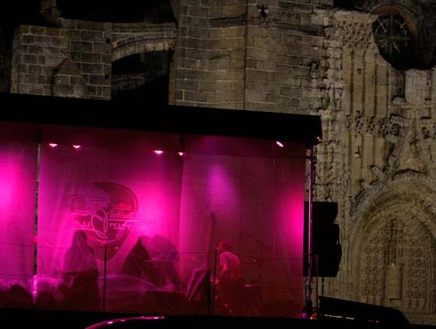 El Monasterio de la Victoria acogi&oacute; el s&aacute;bado los primeros conciertos nocturnos del festival de m&uacute;sica independiente

Foto: Fito Carreto