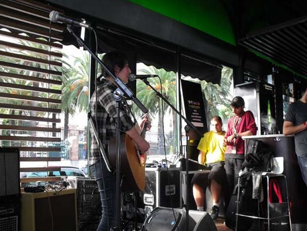 Diversos espacios de El Puerto acogen conciertos de grupos de m&uacute;sica independiente durante las tardes del Monkey Week. 

Foto: E.G.A.
