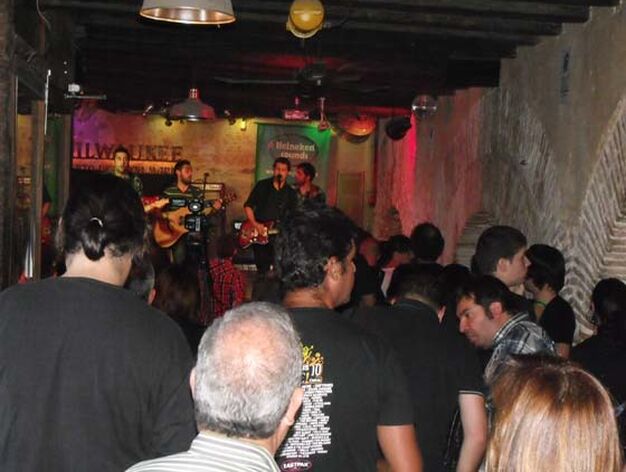 Diversos espacios de El Puerto acogen conciertos de grupos de m&uacute;sica independiente durante las tardes del Monkey Week. 

Foto: E.G.A.