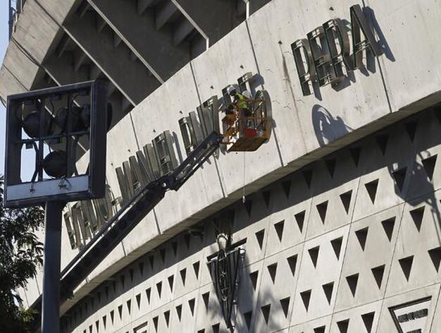 Retirada del nombre de Lopera del estadio del Betis. / Antonio Pizarro

Foto: Antonio Pizarro