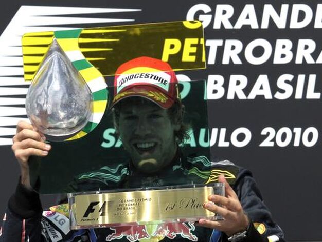 Vettel gana en Interlagos por delante de Webber y Alonso. / AFP