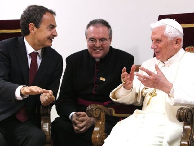 El Papa se despide de Espa&ntilde;a inst&aacute;ndola a vivir "como una familia"