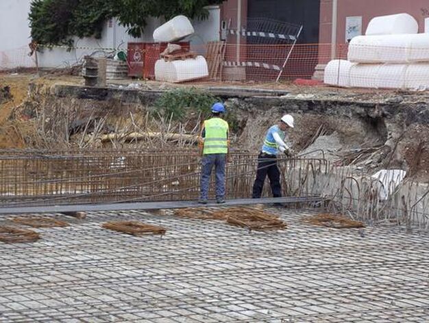 Los obreros trabajando en las obras del paso subterr&aacute;neo de Bueno Monrreal. 

Foto: Jaime Mart&iacute;nez