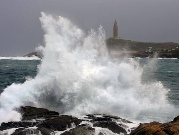 Una gran ola rompe en las rocas del paseo mar&iacute;timo de La Coru&ntilde;a.

Foto: EFE-Cabalar
