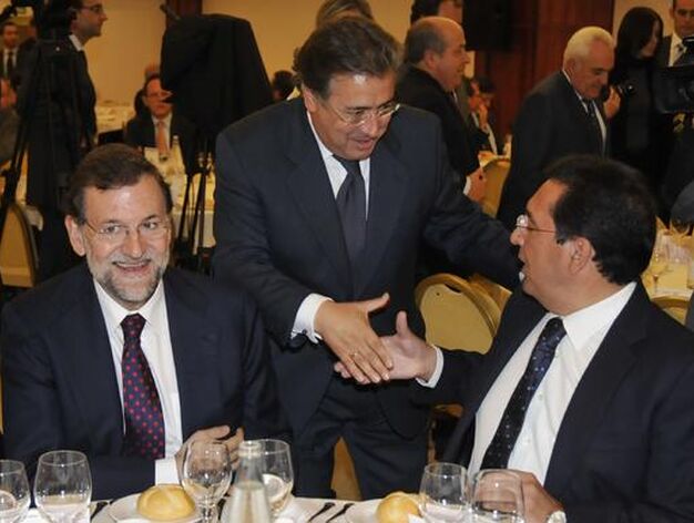 Juan Ignacio Zoido -en el centro- saluda a Antonio Pulido en presencia de Mariano Rajoy.

Foto: Juan Carlos Vazquez / Victoria Hidalgo